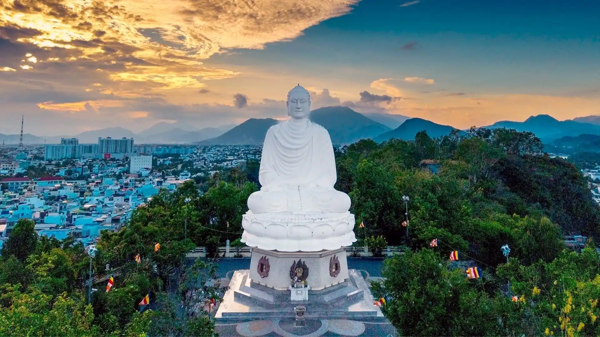 Tượng Phật trắng được xem như là một biểu tượng tiêu biểu tại thành phố biển Nha Trang