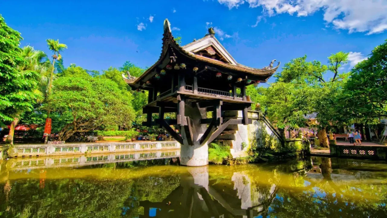 tham quan chiêm bái tại chùa một cột hà nội