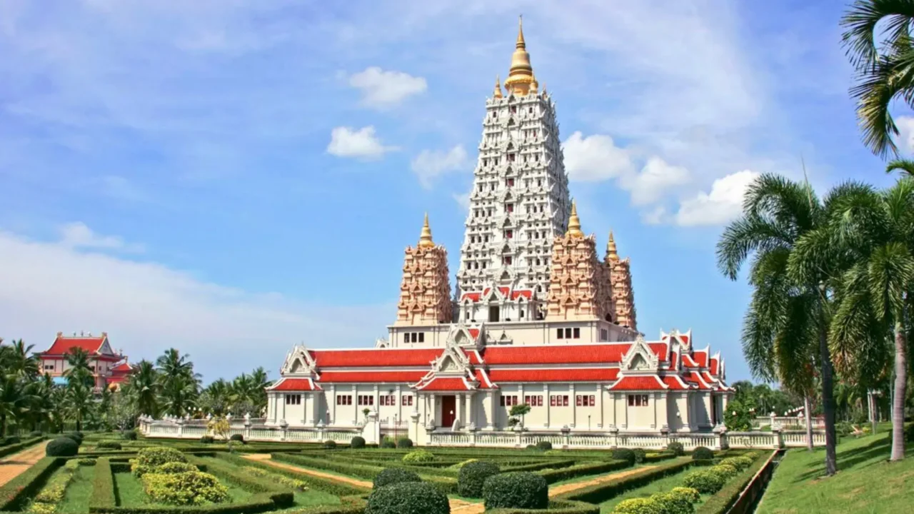 Ngôi chùa hoàng gia yên tĩnh gần Pattaya, nổi bật với kiến trúc kết hợp nhiều phong cách độc đáo