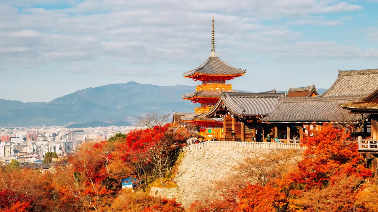 Chùa Thanh Thủy Kiyomizu-dera Kyoto trong mùa thu, lá đỏ rực bao quanh ngôi chùa gỗ cổ kính.
