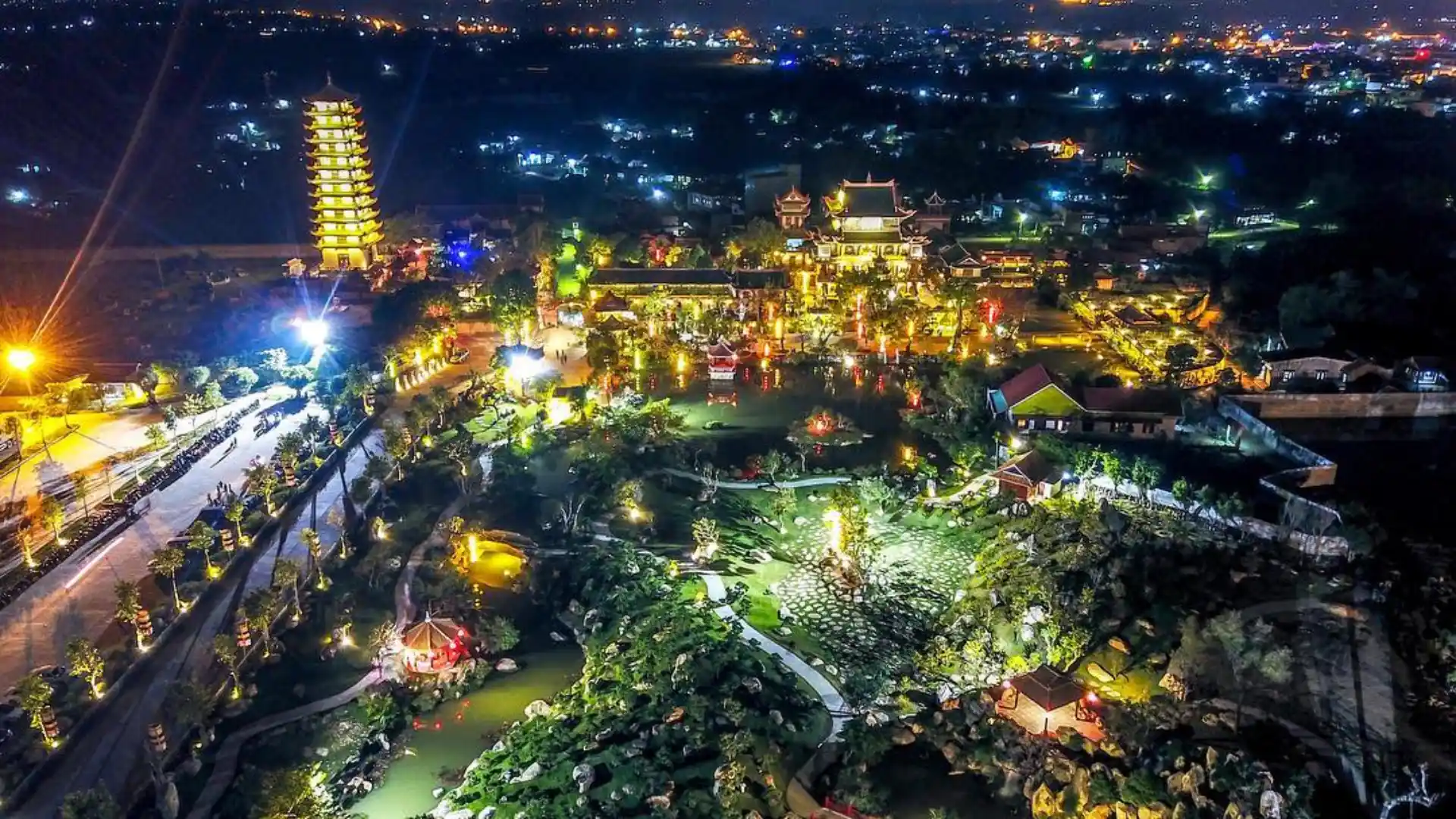 Hình ảnh Chùa Thiên lung linh vào ban đêm