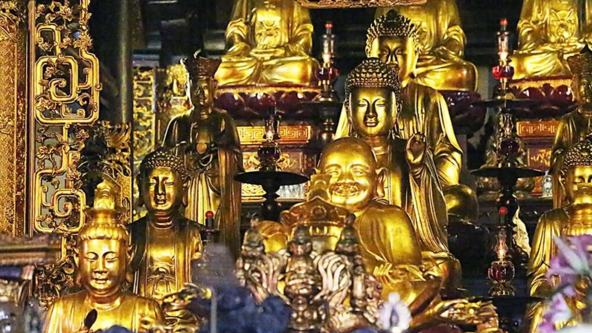 Bên trong Chùa Trấn Quốc