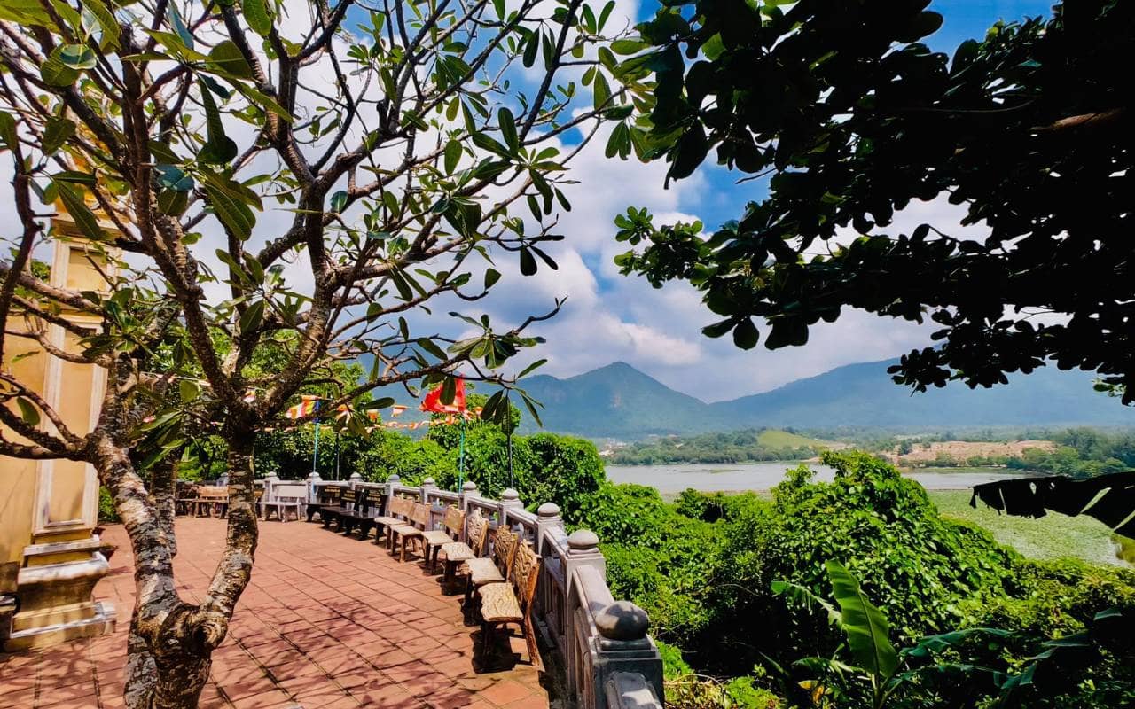Một góc của chùa có view cực đẹp để ngắm Côn Đảo