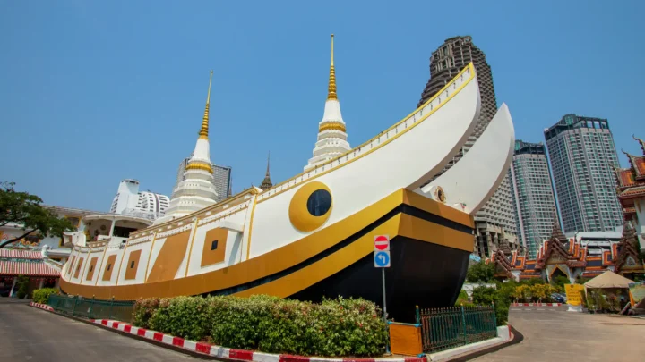 Chùa Wat Yannawa dạng thuyền – tour Bangkok Pattaya từ TPHCM