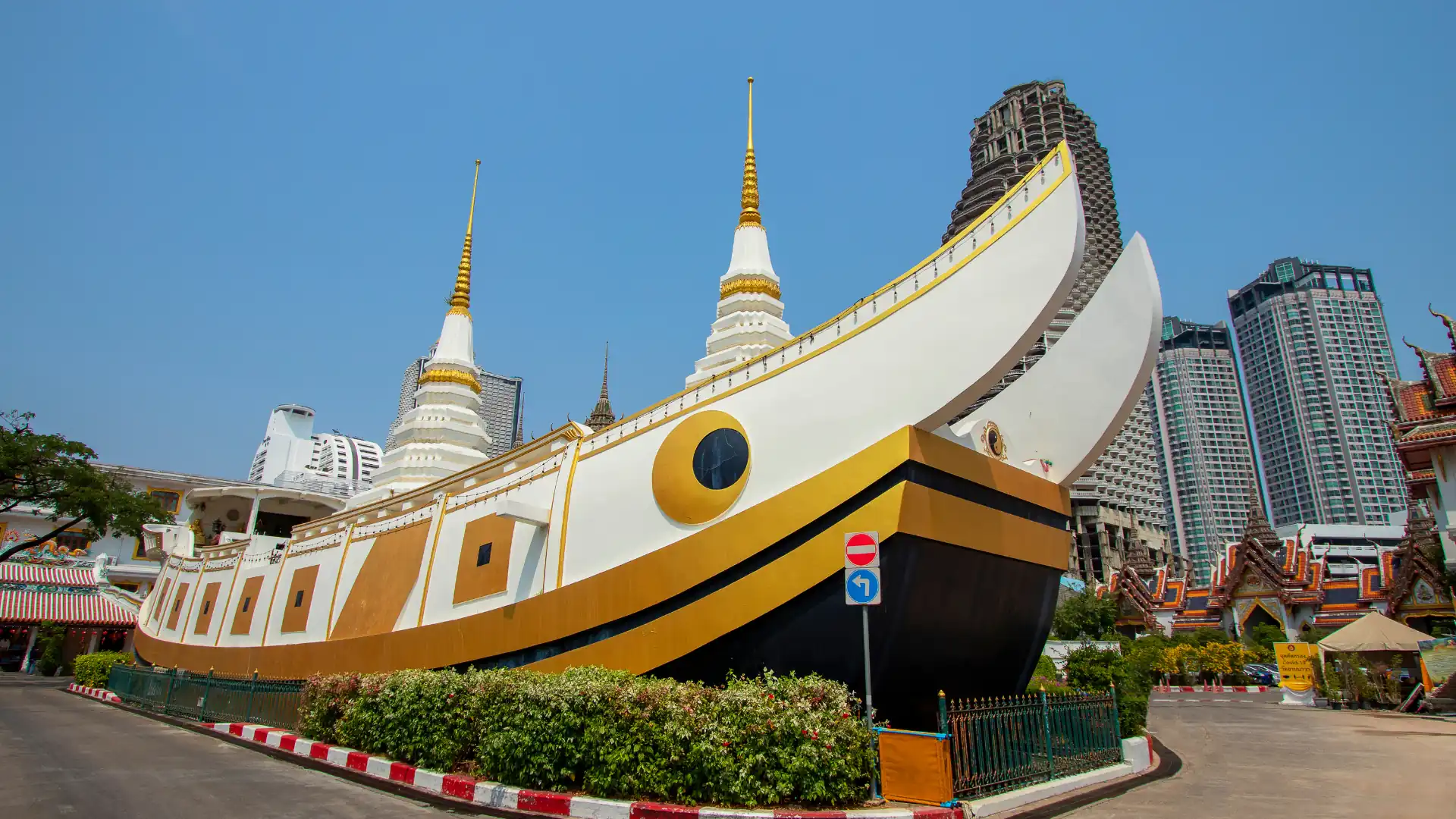 Chùa Wat Yannawa dạng thuyền – tour Bangkok Pattaya từ TPHCM