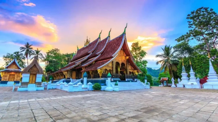 Chùa Xiêng Thong và du thuyền sông Mekong tại Luông Prabang