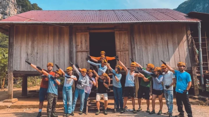 Chuẩn bị dụng cụ khám phá hang, an toàn tour Hang Chà Lòi.