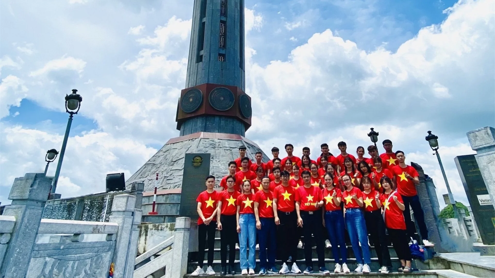 Chuẩn bị trang phục khi đi cột cờ Lũng Cú