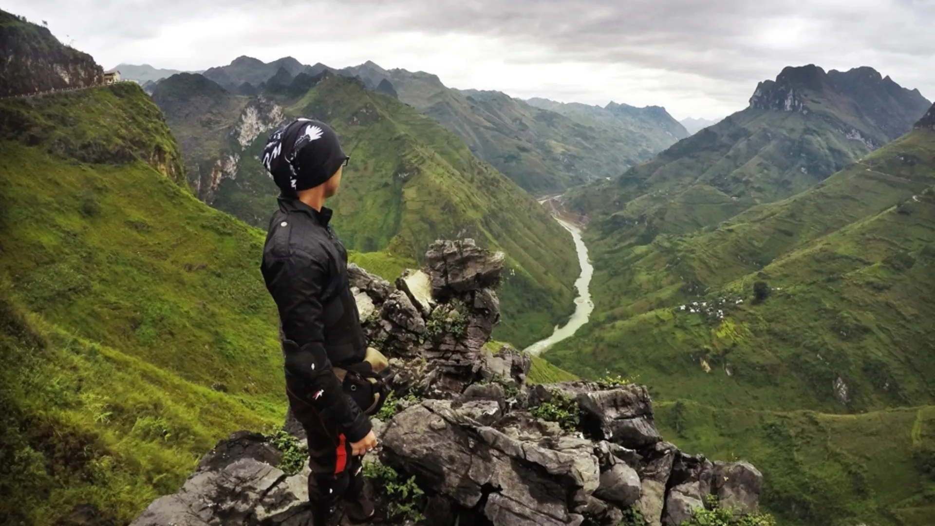 Chuẩn bị đồ bảo hộ để phượt đèo Mã Pí Lèng