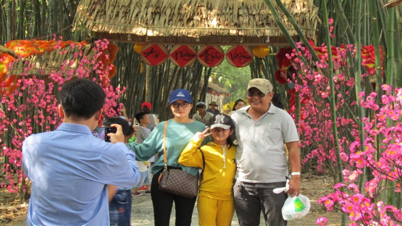 Chụp ảnh xuân ở vườn tre Hậu Giang
