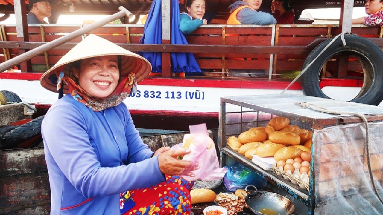 Cô bán bánh mì dễ thương trên chợ nổi Cái Răng