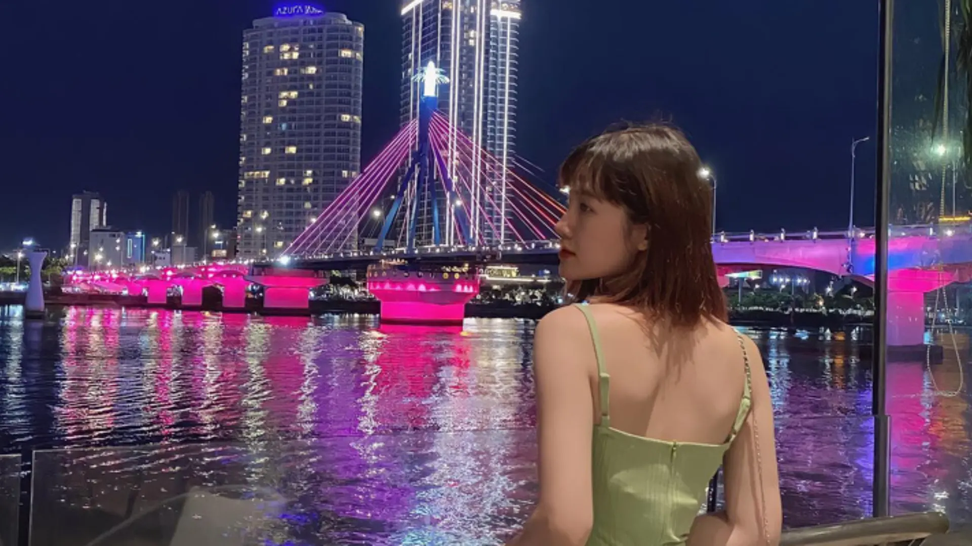 Cô gái check-in với cầu sông Hàn về đêm