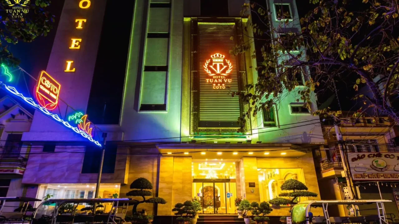 Toàn cảnh Homestay Tuấn Vũ, khách sạn 3 sao tại trung tâm thị trấn trong combo du lịch Cô Tô.