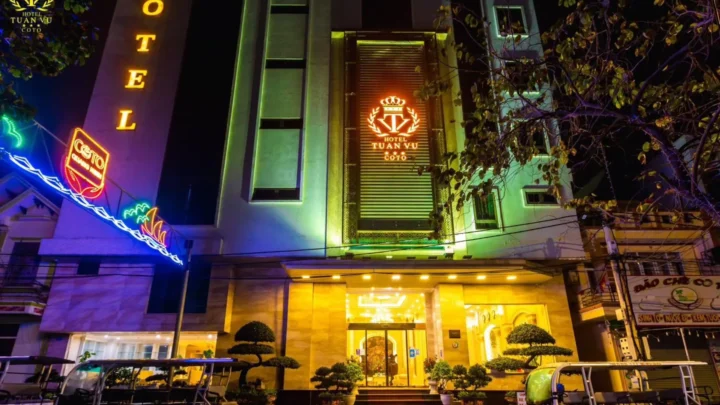 Toàn cảnh Homestay Tuấn Vũ, khách sạn 3 sao tại trung tâm thị trấn trong combo du lịch Cô Tô.