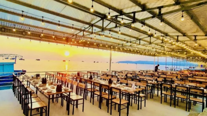 Không gian nhà ăn với tầm nhìn hướng biển tại Homestay Tuấn Vũ, nơi phục vụ bữa sáng buffet trong combo Cô Tô.