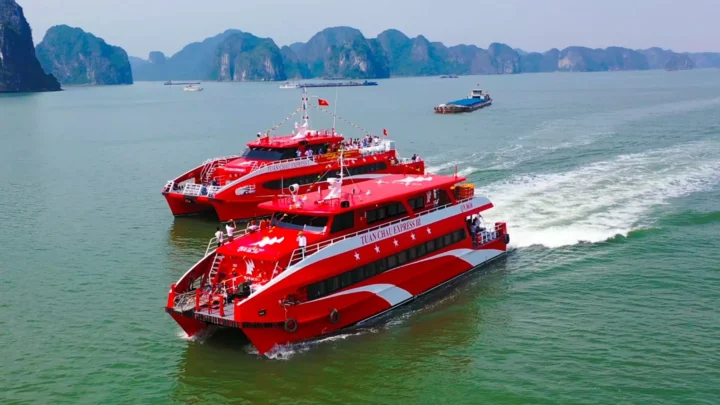 Tàu cao tốc Tuần Châu hiện đại, phương tiện di chuyển ra đảo Cô Tô đã bao gồm trong gói combo của Nụ Cười Mê Kông.