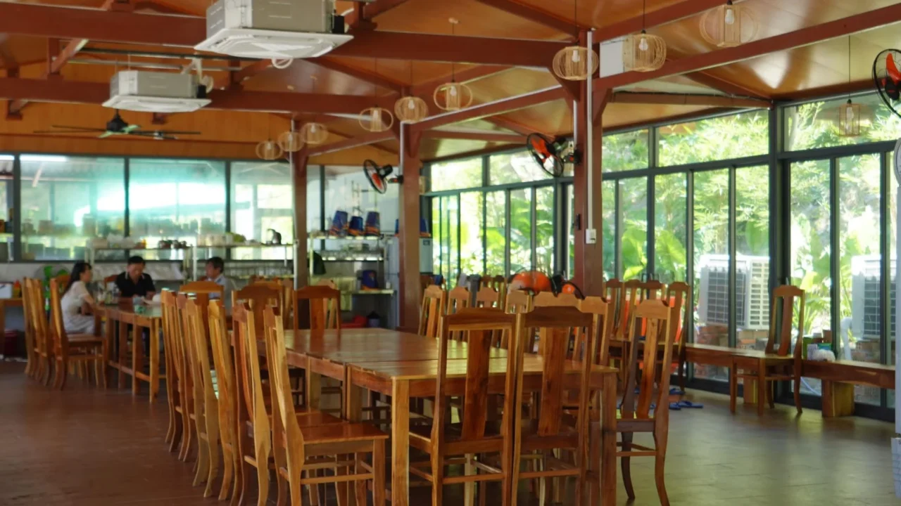 Không gian nhà ăn sang trọng và thoáng đãng tại Treasure Resort