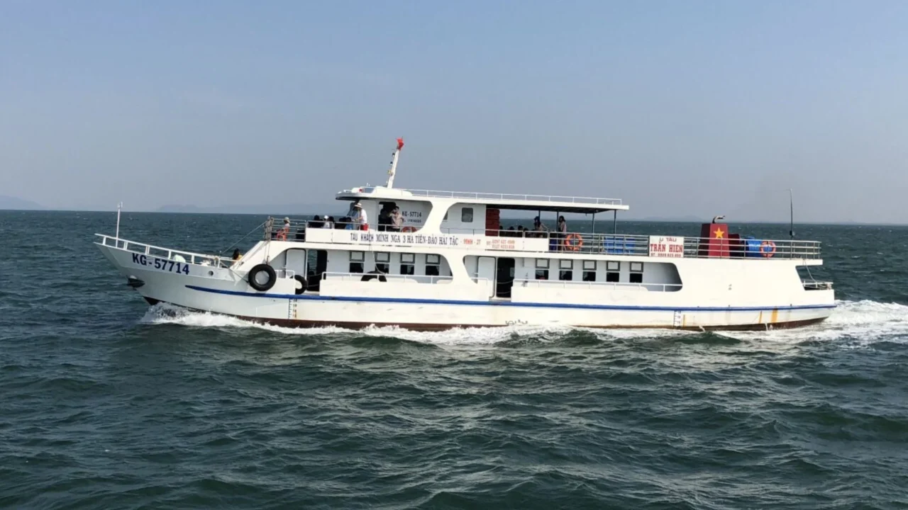 Tàu cao tốc Minh Nga, một trong những lựa chọn di chuyển ra Đảo Hải Tặc được tích hợp trong combo của Nụ Cười Mê Kông.