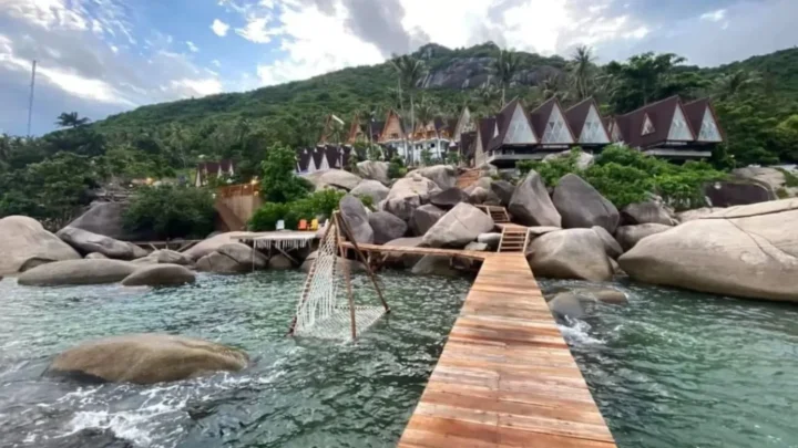 Cây cầu gỗ dẫn ra biển tại Fly Up Resort