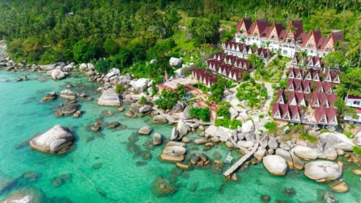 Toàn cảnh Fly Up Resort nhìn từ trên cao, lựa chọn nghỉ dưỡng cao cấp trong combo Hòn Sơn của Nụ Cười Mê Kông.