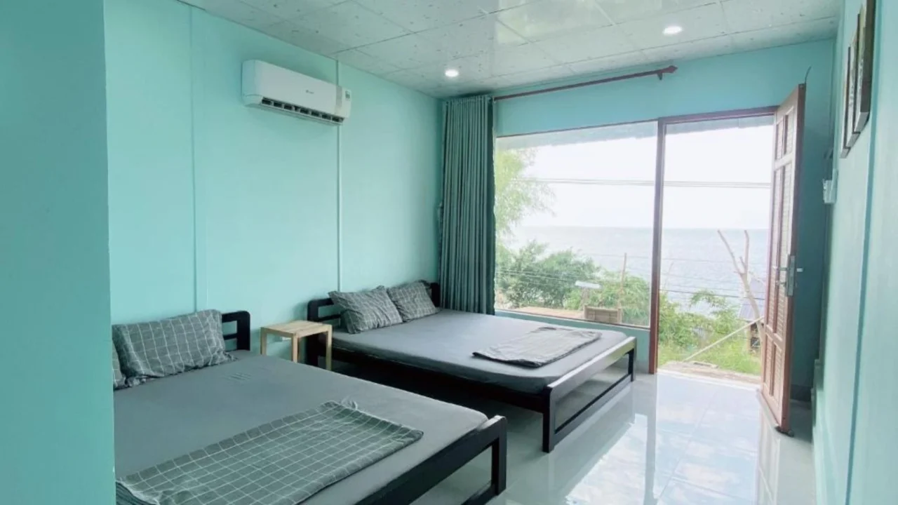 Nhà nghỉ Lại Sơn sạch sẽ, thoáng mát tại trung tâm đảo, một lựa chọn trong combo Hòn Sơn tiết kiệm.