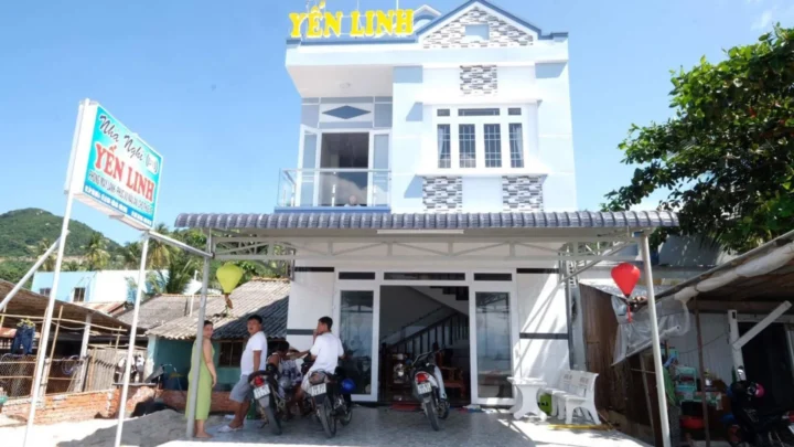 Phía trước nhà nghỉ Yến Linh, địa chỉ lưu trú thân thiện và gần gũi trong gói combo Hòn Sơn giá tốt.