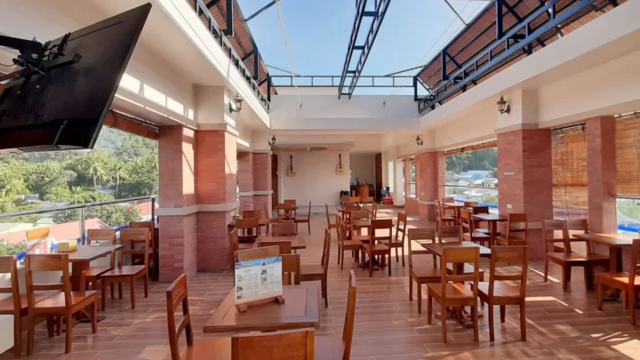 Không gian phòng ăn chung tại nhà nghỉ Lại Sơn