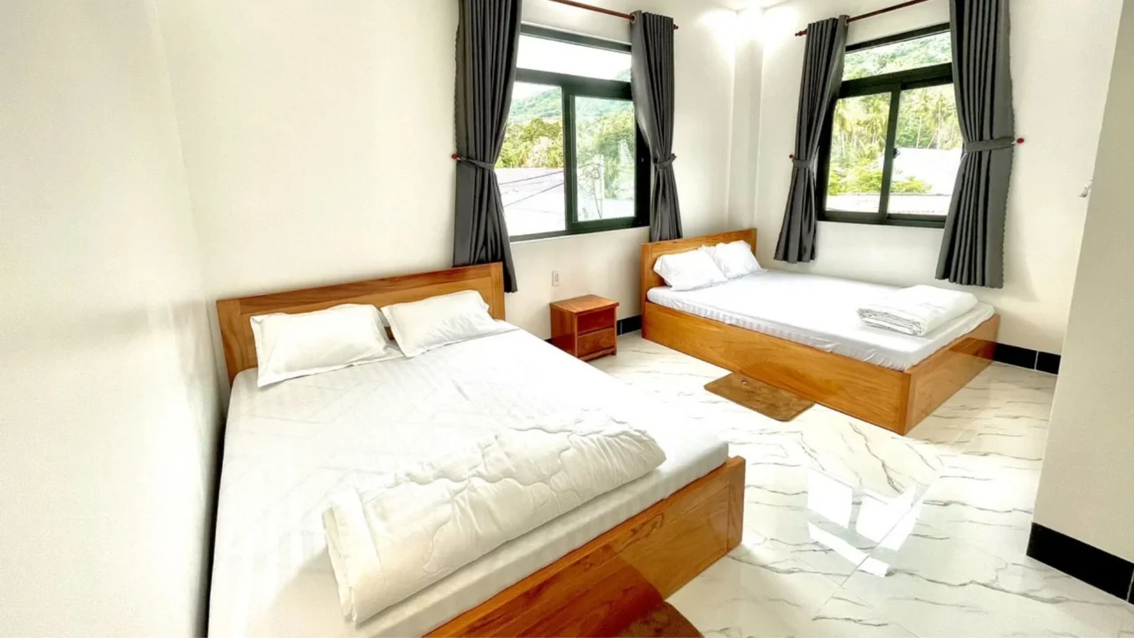 Phòng nghỉ đơn giản nhưng sạch sẽ, đầy đủ tiện nghi cơ bản tại nhà nghỉ Yến Linh, Hòn Sơn.