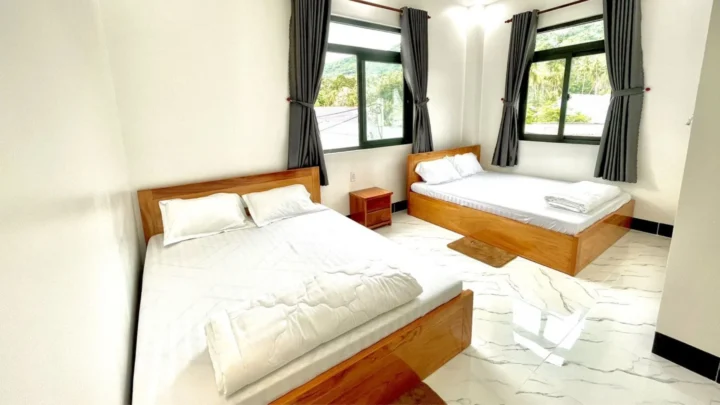 Phòng nghỉ đơn giản nhưng sạch sẽ, đầy đủ tiện nghi cơ bản tại nhà nghỉ Yến Linh, Hòn Sơn.