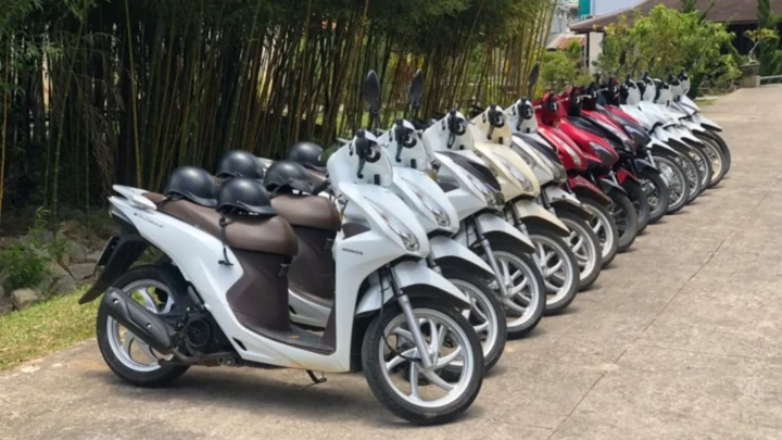 Xe máy tay ga được đổ đầy xăng, phương tiện di chuyển tự do đã có sẵn trong combo Hòn Sơn.