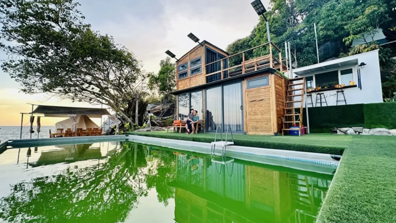 Hồ bơi ngoài trời trong xanh tại Green Island Ecolodge, điểm nhấn tiện ích trong combo Hòn Tre giá tốt.