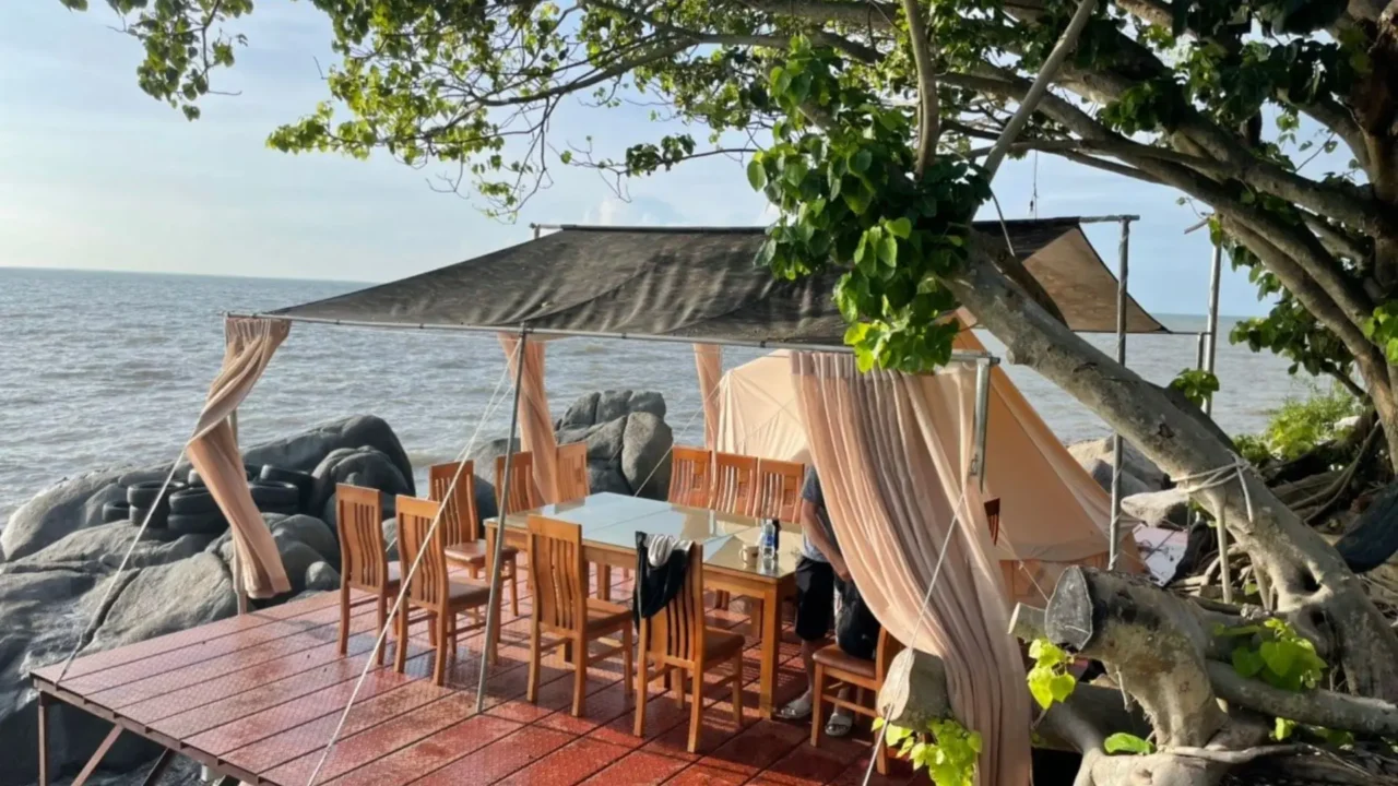Nhà hàng với view nhìn thẳng ra biển tại Green Island Ecolodge, nơi du khách thưởng thức ẩm thực trong combo Hòn Tre.