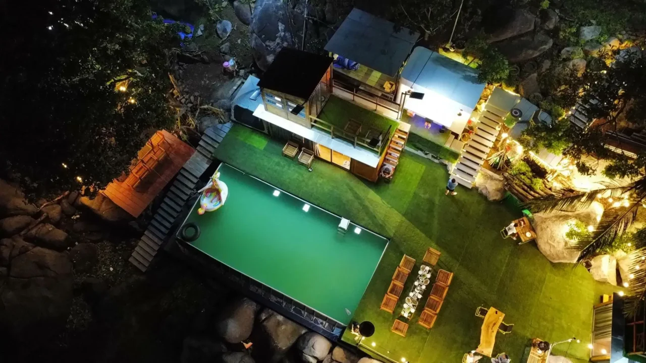 Toàn cảnh Green Island Ecolodge nhìn từ trên cao, khu nghỉ dưỡng sinh thái trong combo du lịch Hòn Tre.