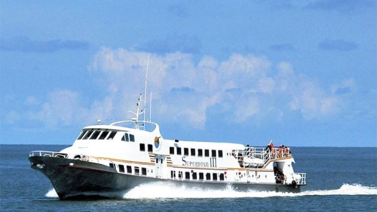 Tàu cao tốc Superdong, phương tiện di chuyển nhanh chóng ra đảo Hòn Tre đã bao gồm trong gói combo của Nụ Cười Mê Kông.