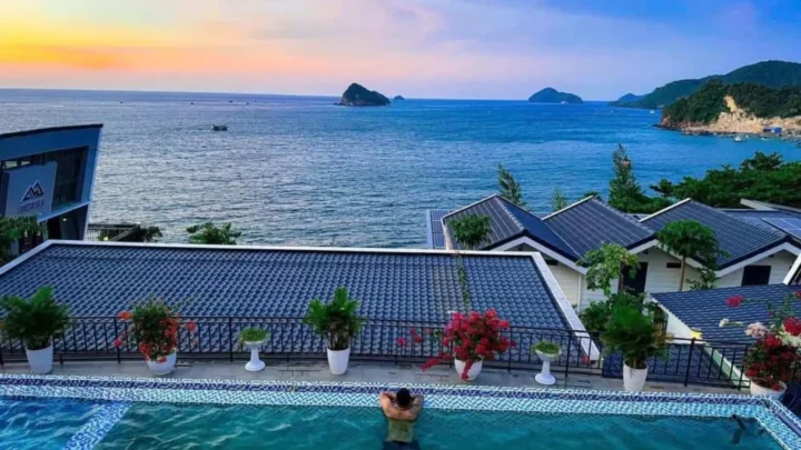 Bể bơi vô cực view biển tuyệt đẹp tại Meta Sea Resort, điểm nhấn trong combo nghỉ dưỡng Nam Du 3 ngày 2 đêm.