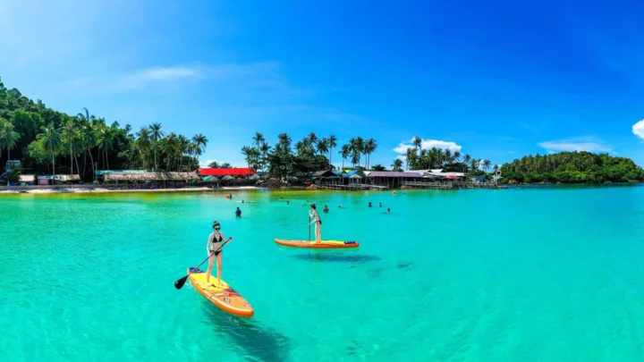 Du khách trải nghiệm hoạt động chèo SUP trên làn nước trong xanh tại Nam Du, dịch vụ được hỗ trợ đặt trong combo.