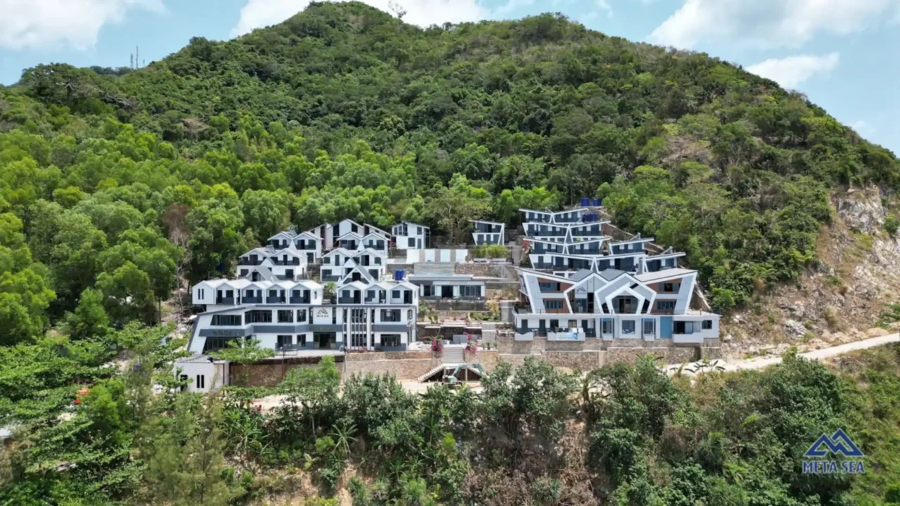 Toàn cảnh Meta Sea Resort hiện đại tọa lạc trên đồi, một trong những lựa chọn trong combo Nam Du cao cấp.