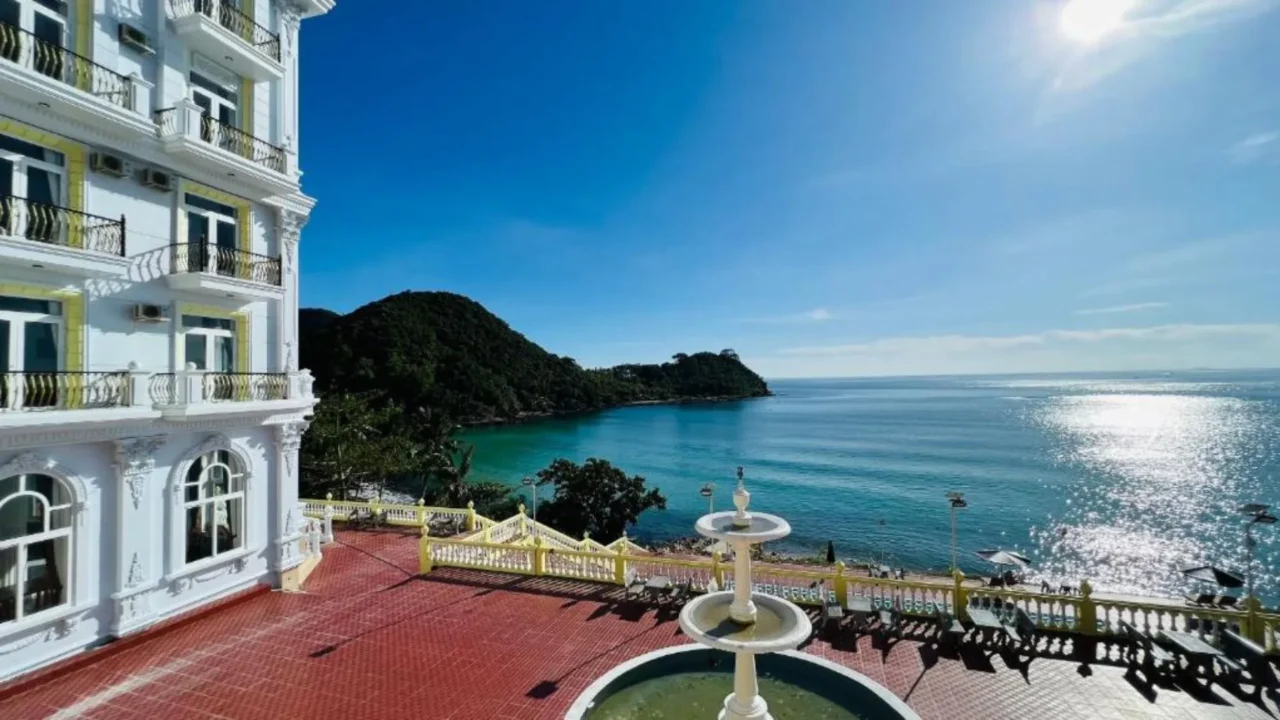 Toàn cảnh Nam Du Palace Resort với kiến trúc lâu đài độc đáo