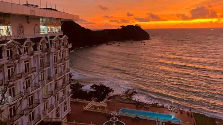 Khung cảnh hoàng hôn lãng mạn trên biển nhìn từ resort