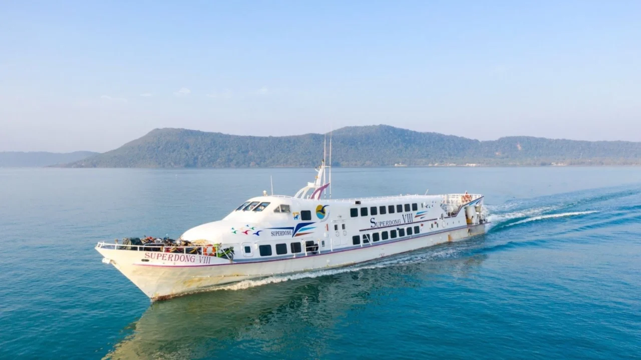Tàu cao tốc Superdong, phương tiện di chuyển nhanh chóng và an toàn ra quần đảo Nam Du trong gói combo.