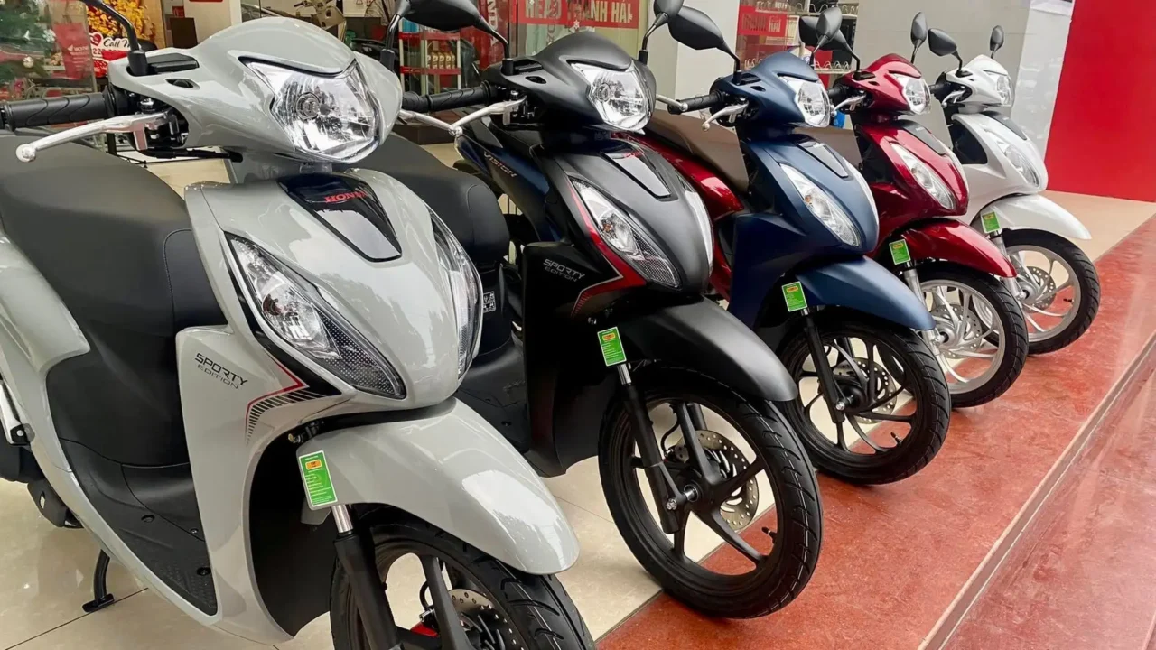 Xe máy đời mới, được đổ đầy xăng, đã bao gồm trong combo Nam Du để du khách tự do khám phá.