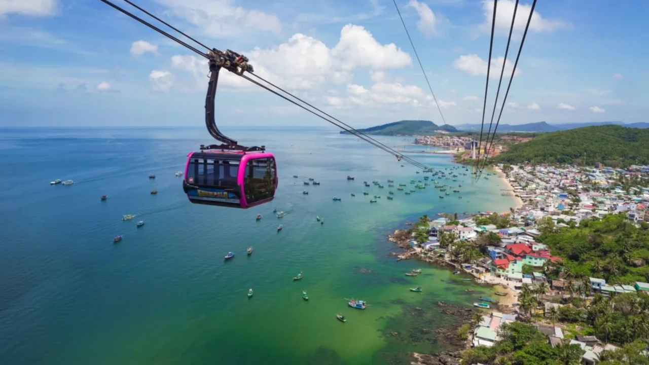 Cabin cáp treo Hòn Thơm vượt biển, chiêm ngưỡng toàn cảnh Nam đảo Phú Quốc trong combo nghỉ dưỡng.