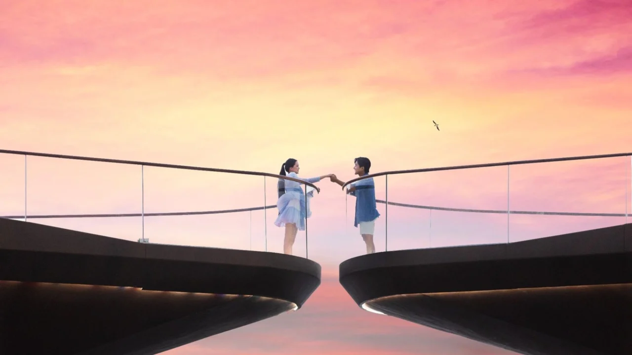 Cầu Hôn (Kiss Bridge) biểu tượng tại Thị trấn Hoàng Hôn, điểm check-in lãng mạn trong combo nghỉ dưỡng Phú Quốc.