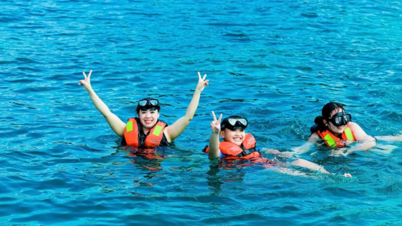 Du khách lặn ngắm san hô tự nhiên đầy màu sắc tại hòn Gầm Ghì trong tour 3 đảo của combo nghỉ dưỡng Phú Quốc.
