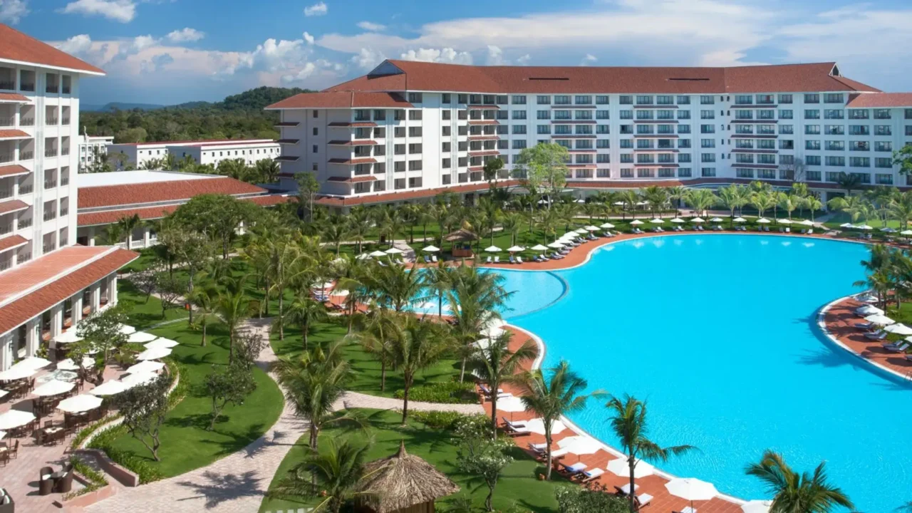 Toàn cảnh resort Vinpearl Phú Quốc 5 sao với hồ bơi vô cực trong combo nghỉ dưỡng của Nụ Cười Mê Kông.
