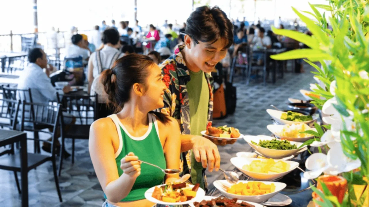 Thưởng thức buffet trưa đa dạng các món ăn và hải sản tươi ngon tại nhà hàng trên đảo Hòn Thơm, Phú Quốc.