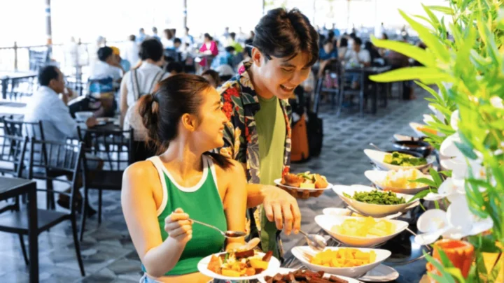 Thưởng thức buffet trưa đa dạng các món ăn và hải sản tươi ngon tại nhà hàng trên đảo Hòn Thơm, Phú Quốc.