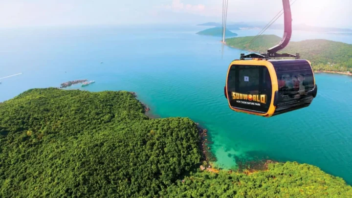 Trải nghiệm cáp treo Hòn Thơm vượt biển dài nhất thế giới, ngắm toàn cảnh biển trong chuyến du lịch Phú Quốc 4 ngày 3 đêm.