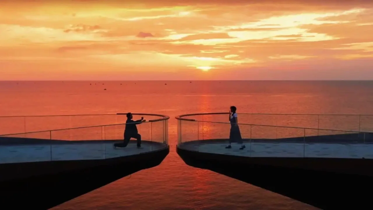 Cặp đôi check-in tại Cầu Hôn (Kiss Bridge) lúc hoàng hôn ở Thị trấn Hoàng Hôn, Phú Quốc - điểm đến lãng mạn trong tour 4N3Đ.
