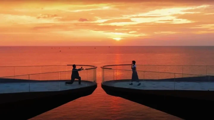 Cặp đôi check-in tại Cầu Hôn (Kiss Bridge) lúc hoàng hôn ở Thị trấn Hoàng Hôn, Phú Quốc - điểm đến lãng mạn trong tour 4N3Đ.